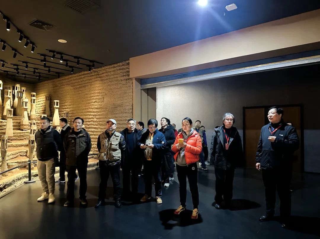 中央美院贾又福工作室历届名家走进麻黄梁开展采风写生活动 (2).jpg