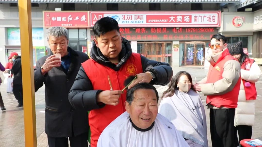 2025年taptap点点app苹果下载“青春志愿行 奋进新征程”学雷锋青年志愿服务系列活动启动仪式暨青年志愿服务大集市举办 (1).jpg