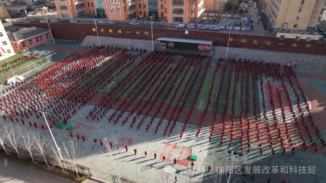 榆林市第十小学半小时大课间集体跑操 王宏进摄.png